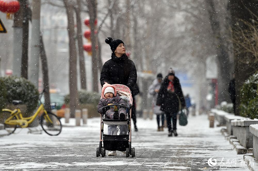 بكين تتشح بهطولات ثلجية واستعدادات لأي طوارئ في حركة النقل
