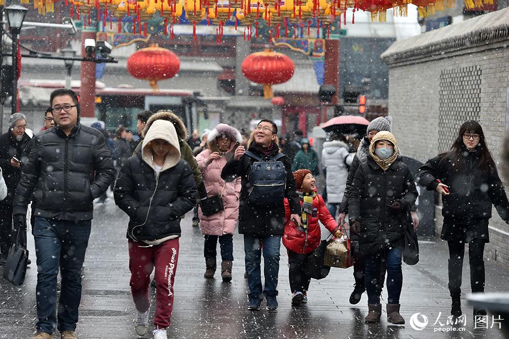 بكين تتشح بهطولات ثلجية واستعدادات لأي طوارئ في حركة النقل