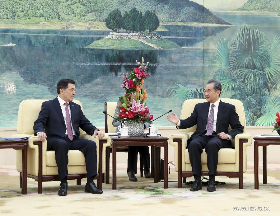 عضو مجلس الدولة الصيني وانغ يي يلتقي الأمين العام الجديد لمنظمة شانغهاي للتعاون