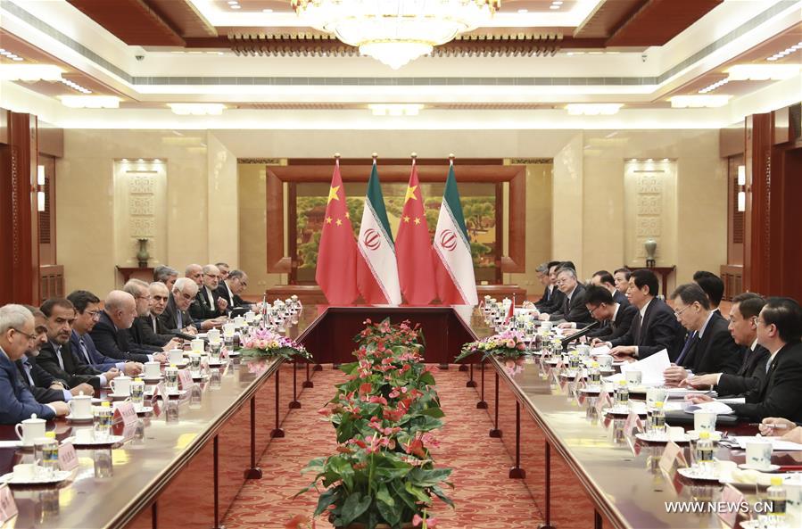 كبير المشرعين الصينيين يجري محادثات مع رئيس البرلمان الإيراني