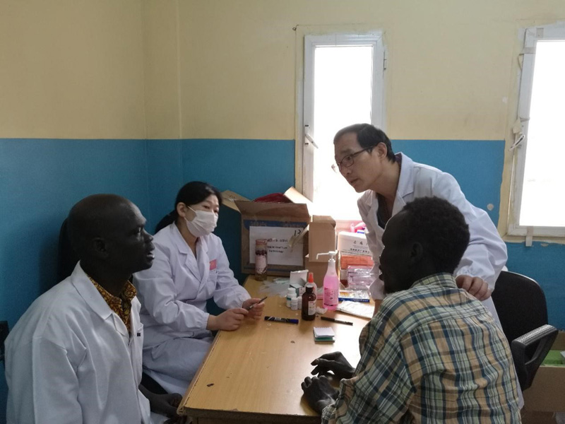 بالصور: الفريق الطبي الصيني يقدم خدمات طبية في جنوب السودان