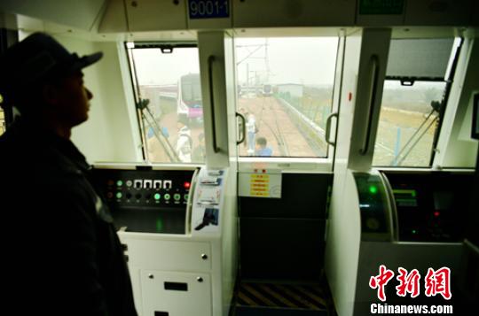 مقاطعة سيتشوان الصينية تختبر قطار أنفاق آلياً يسير بدون سائق