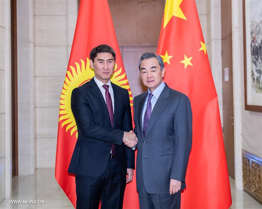الصين وقيرغيزستان تتعهدان بتعزيز التعاون بينهما