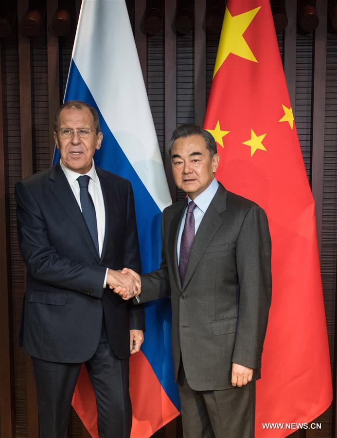 وزير خارجية الصين يلتقي نظيره الروسي لبحث تعزيز العلاقات بين البلدين