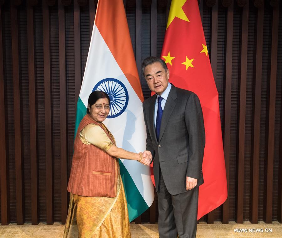 عضو مجلس الدولة الصيني يلتقي وزيرة الخارجية الهندية