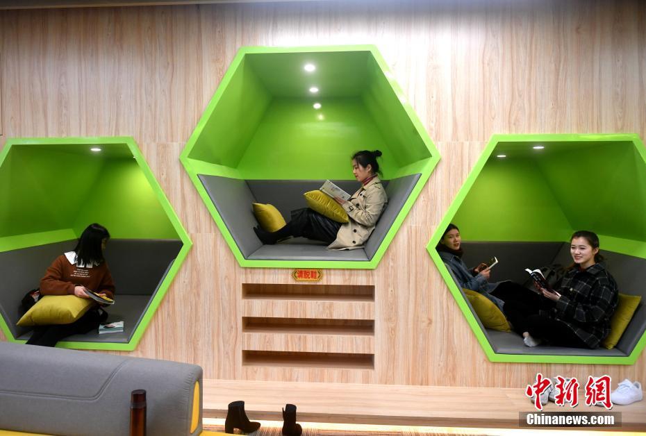 بالصور: غرفة دراسة مزودة بكبائن النوم في جامعة صينية