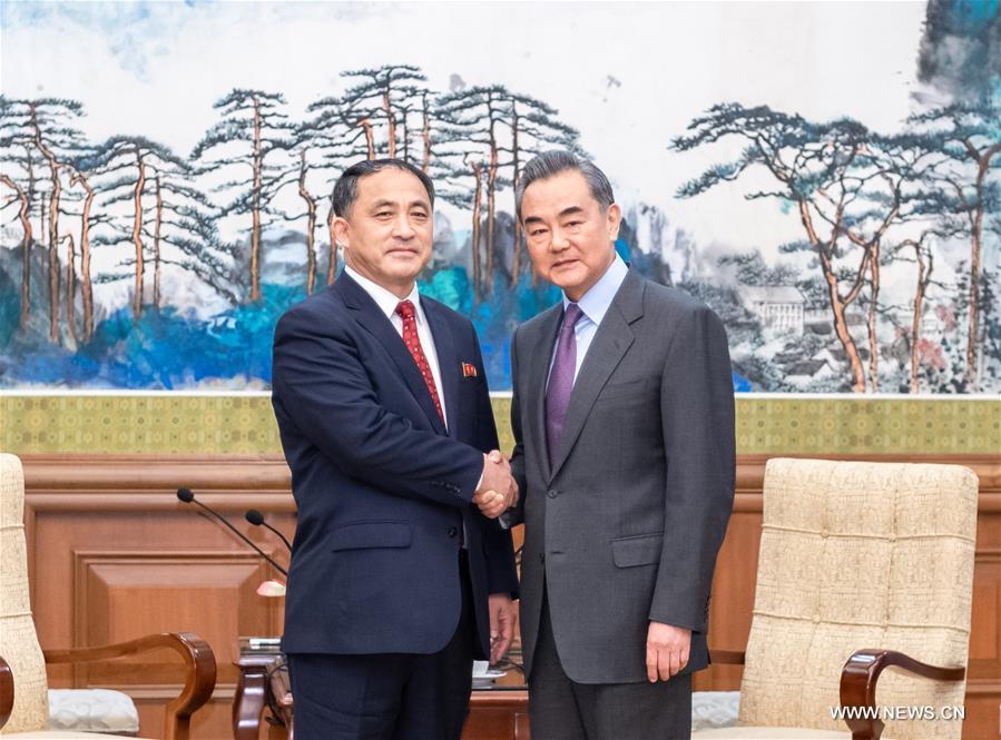 عضو مجلس الدولة الصيني يلتقي نائب وزير خارجية كوريا الديمقراطية