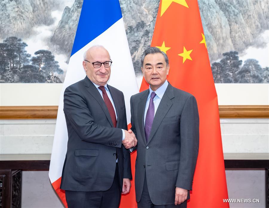وزير الخارجية الصيني يلتقي دبلوماسيا فرنسيا بارزا ودبلوماسية أمريكية سابقة