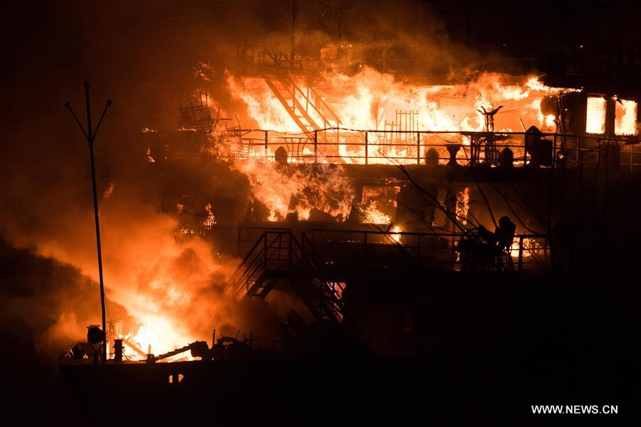 مصر: حريق هائل بباخرة نيلية بكورنيش النيل في المعادي
