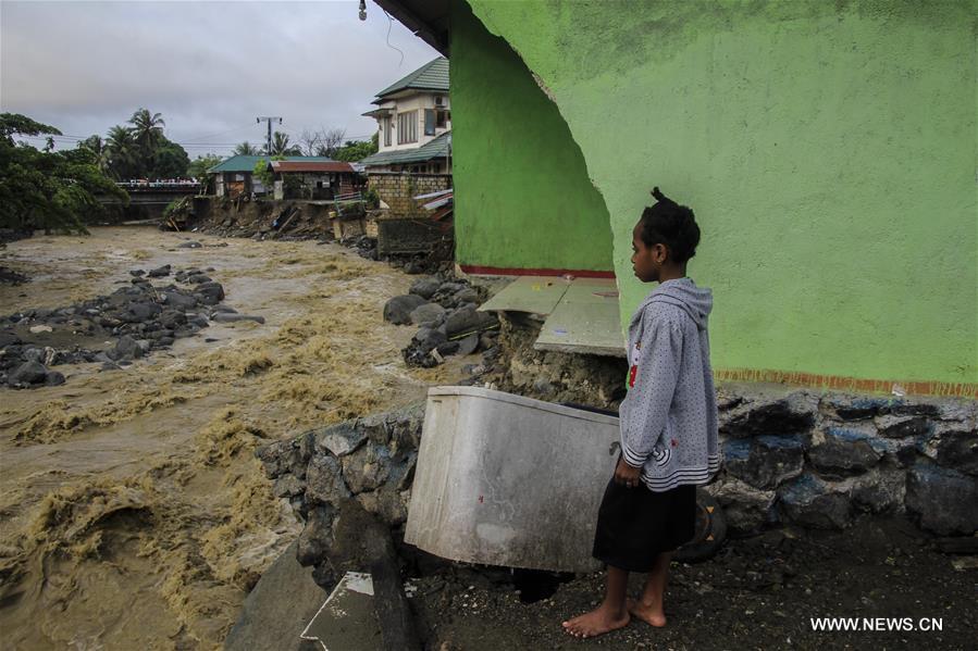 ارتفاع حصيلة وفيات الفيضانات والانهيارات الأرضية في إندونيسيا إلى 77