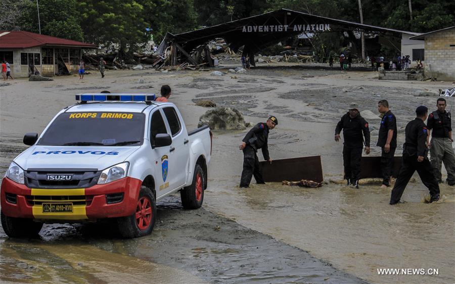 ارتفاع حصيلة وفيات الفيضانات والانهيارات الأرضية في إندونيسيا إلى 77