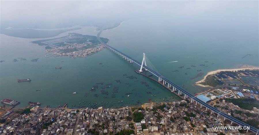 الصين تفتتح أول جسر بحري يمر عبر الصدوع النشطة