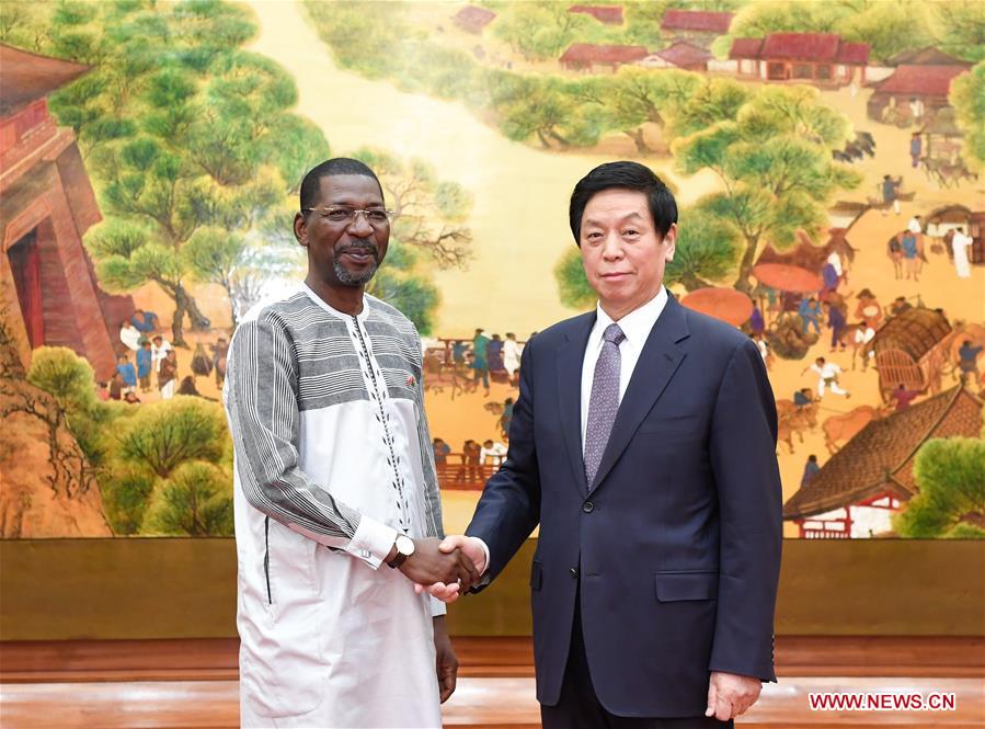 الصين وبوركينا فاسو تعززان التبادلات البرلمانية بينهما