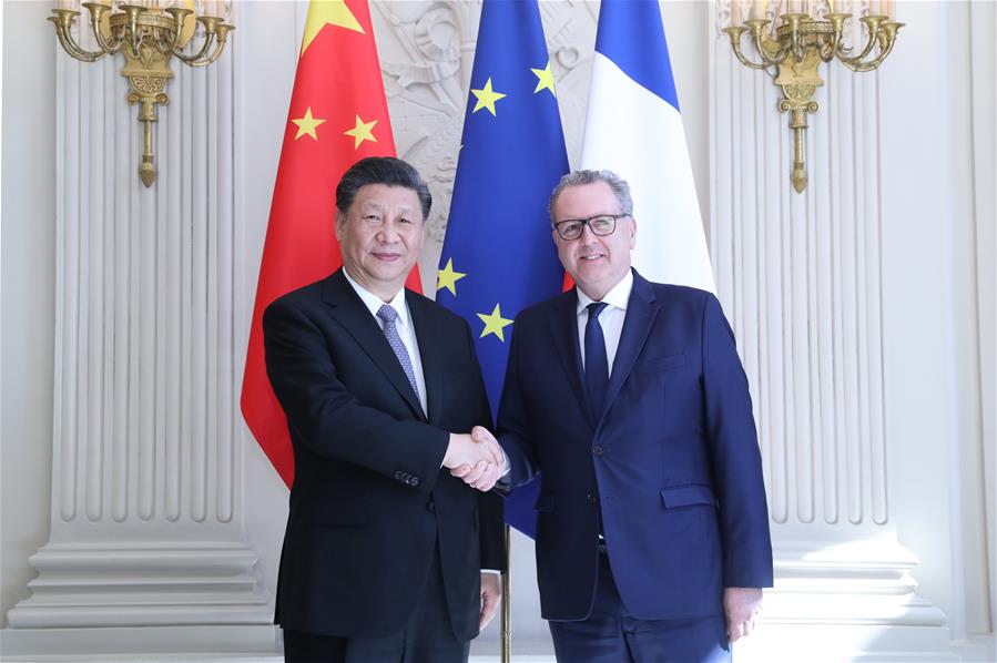 الرئيس شي يؤكد على أهمية روح الاستقلال خلال اجتماعه مع رئيس الجمعية الوطنية الفرنسية
