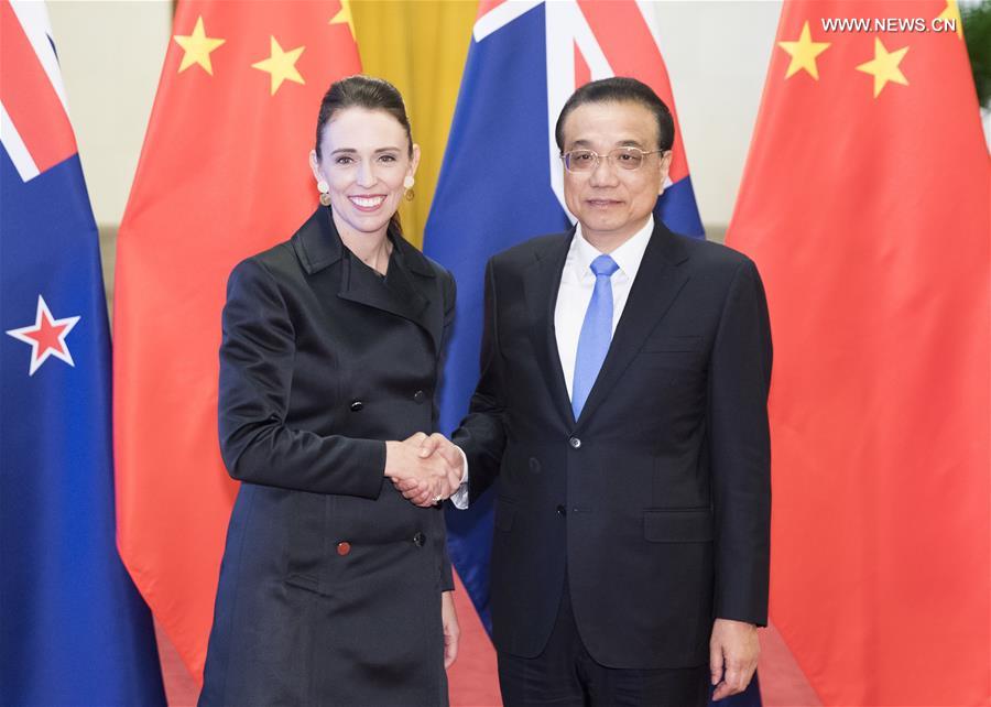 رئيس مجلس الدولة الصيني يبحث مع رئيسة حكومة نيوزيلندا سبل تعزيز التعاون بين البلدين