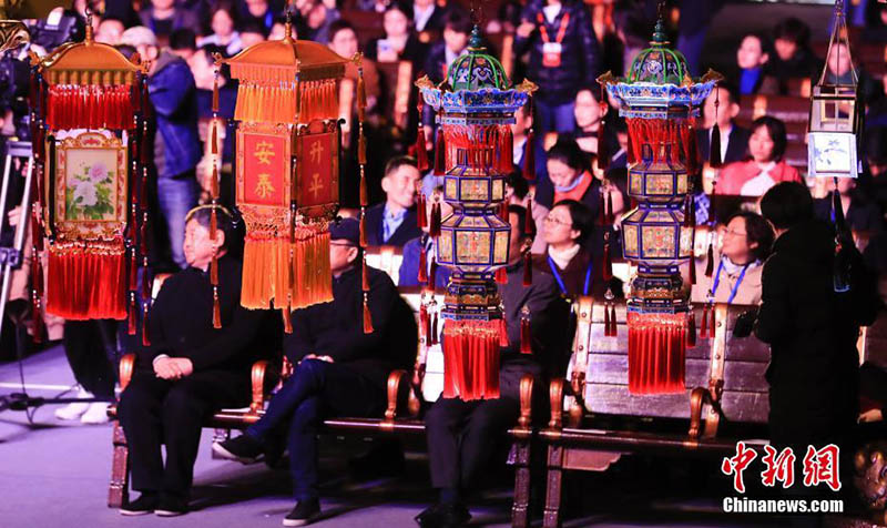 متحف القصر الامبراطوري الصيني يبيع اثنين من الفوانيس السماوية المقلدة بسعر 1.58 مليون دولار أمريكي