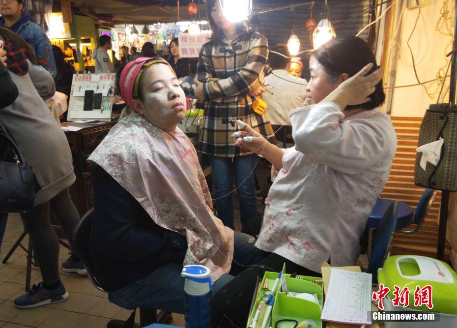 طريقة قديمة لتجميل الوجه تلقي ترحيبا لدى الرجال في تايوان