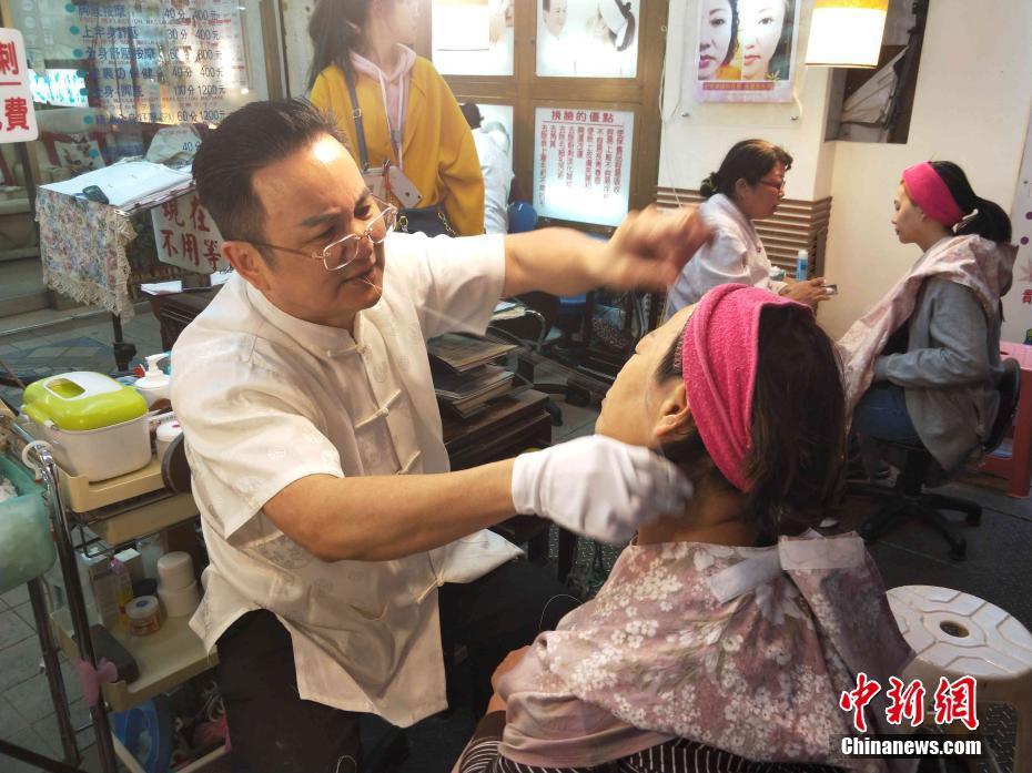 طريقة قديمة لتجميل الوجه تلقي ترحيبا لدى الرجال في تايوان