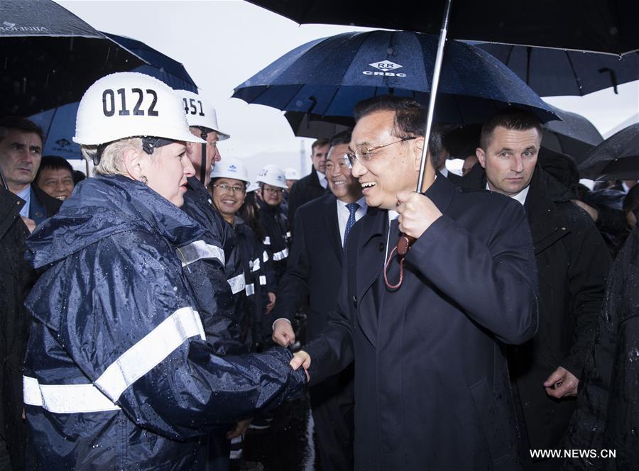مقالة : رئيس مجلس الدولة الصيني ورئيس وزراء كرواتيا يزوران مشروع جسر بيليساتش وسط المطر