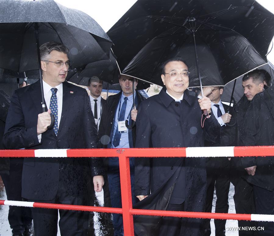 مقالة : رئيس مجلس الدولة الصيني ورئيس وزراء كرواتيا يزوران مشروع جسر بيليساتش وسط المطر