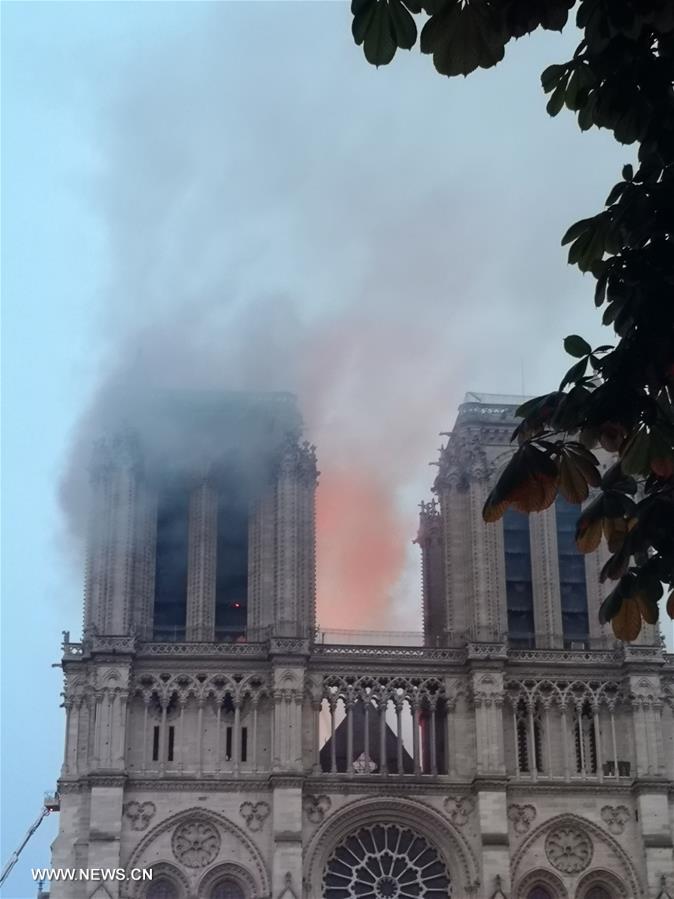 انهيار برج كاتدرائية نوتردام وسط باريس إثر حريق ضخم