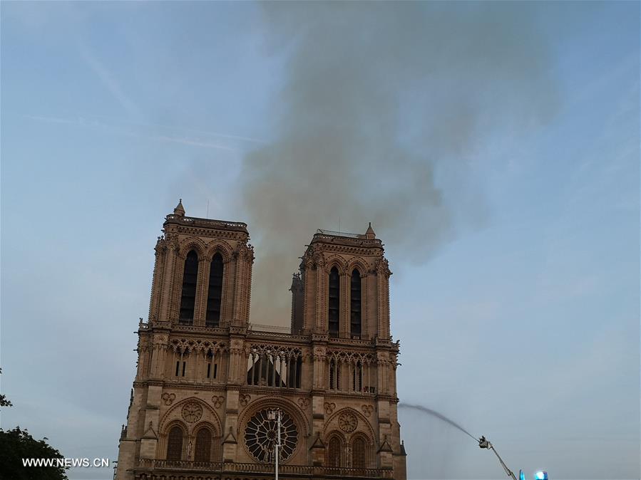 انهيار برج كاتدرائية نوتردام وسط باريس إثر حريق ضخم