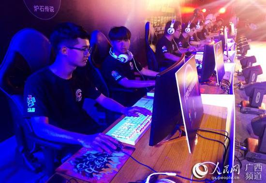 مسح : حوالي 60 بالمائة من الجامعيين الصينيين يمضون ساعة وأكثر في ألعاب الانترنت كل يوم