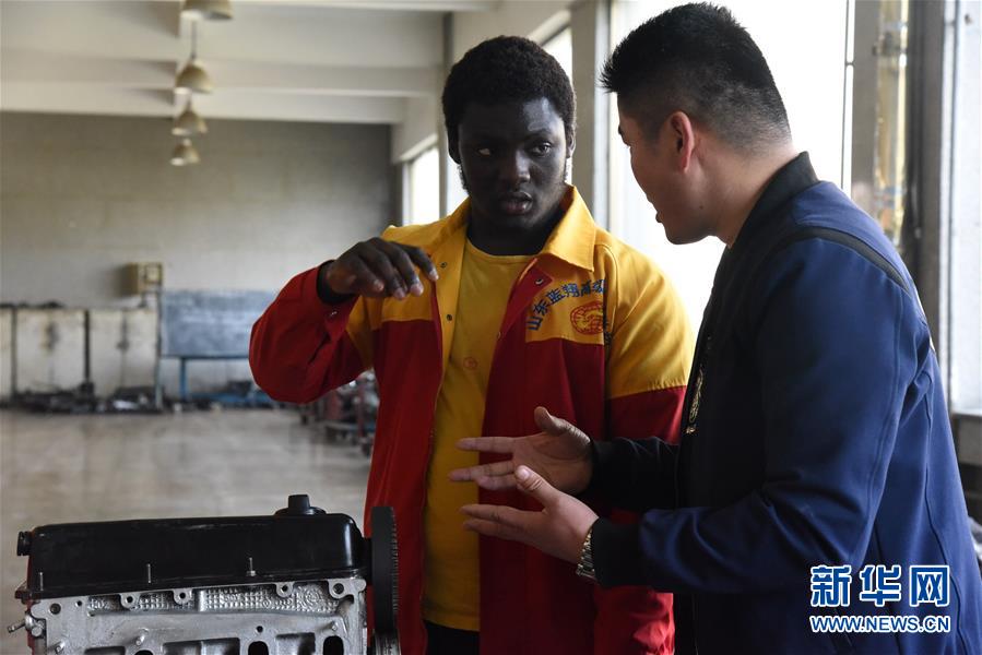 شاب افريقي يتعلّم اصلاح السيّارات في الصين