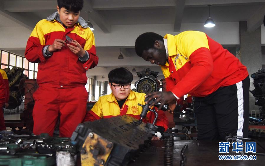 شاب افريقي يتعلّم اصلاح السيّارات في الصين
