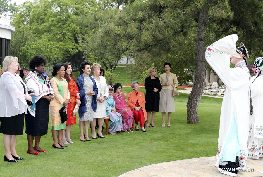 بنغ لي يوان تدعو زوجات القادة الأجانب لحضور عروض للأوبرا الصينية