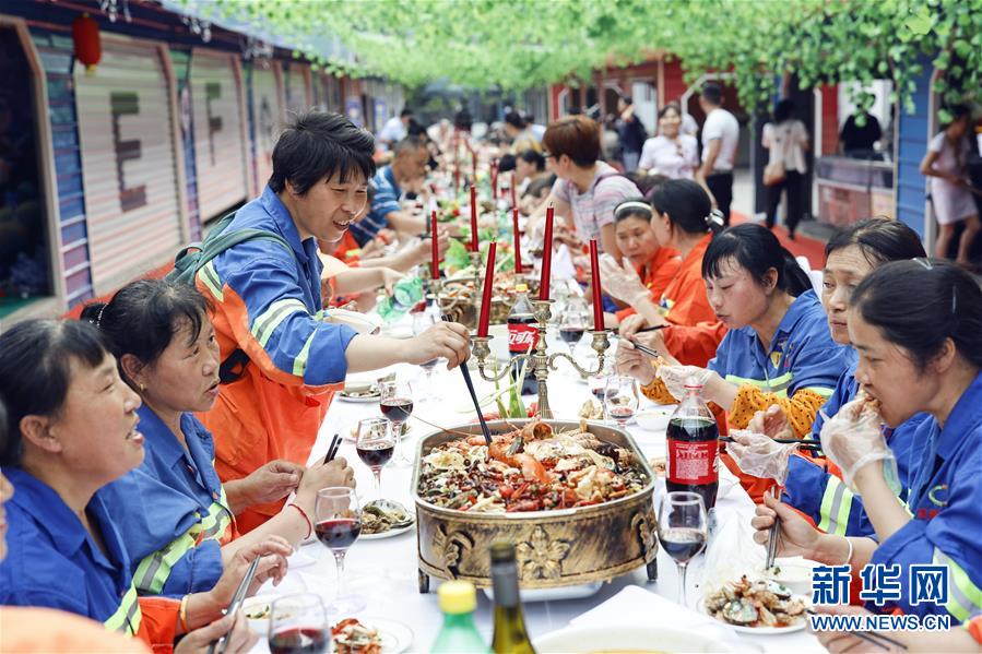 مأدبة طويلة بتشونغتشينغ تكرّم العمال قبل عيدهم