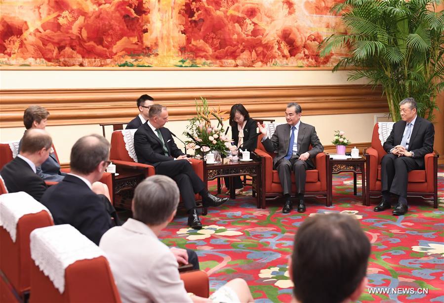وزير الخارجية الصيني يلتقي وفدا بريطانيا