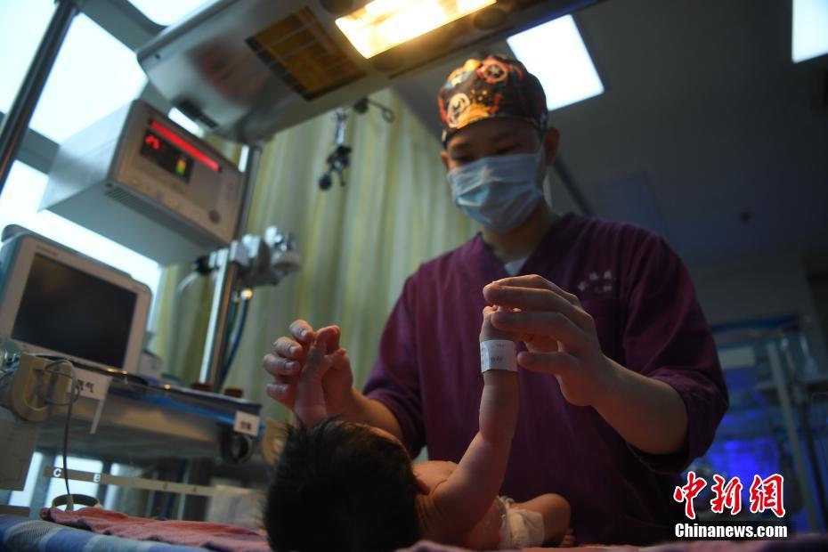 بمناسبة يوم التمريض العالمي.. نظرة على العمل اليومي للممرضين الذكور في مستشفى بتشونغتشينغ