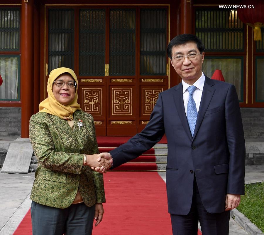 مسؤول كبير في الحزب الشيوعي الصيني يلتقي برئيسة سنغافورة