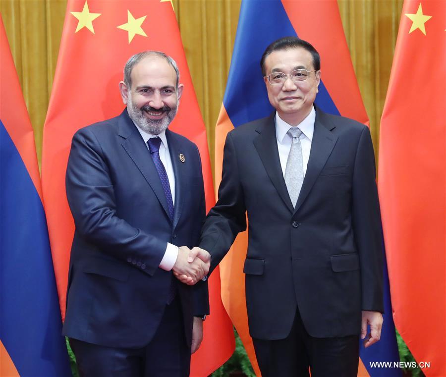 رئيس مجلس الدولة الصيني يلتقي برئيس وزراء أرمينيا