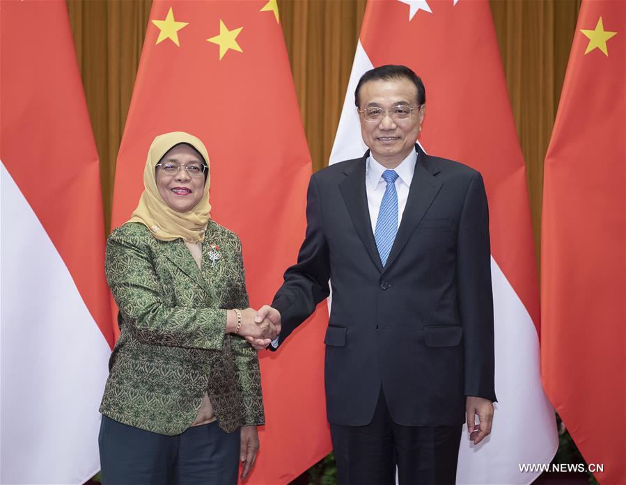 رئيس مجلس الدولة الصيني يلتقي رئيسة سنغافورة