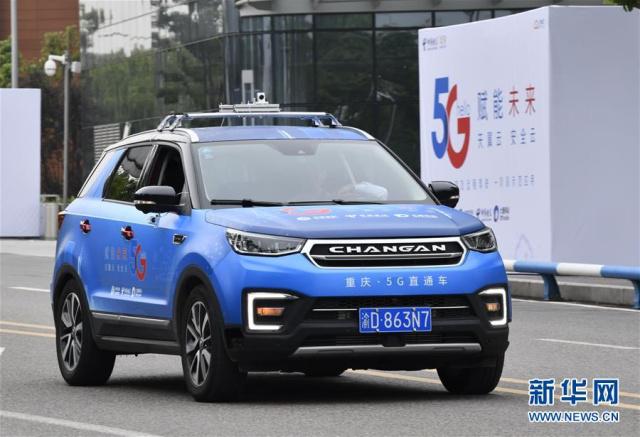 اختبار سيارة موجهة عن بعد تعمل بتكنولوجيا اتصالات الجيل الخامس في مدينة صينية
