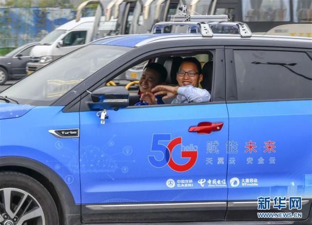 اختبار سيارة موجهة عن بعد تعمل بتكنولوجيا اتصالات الجيل الخامس في مدينة صينية