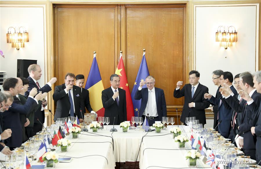 وزير الخارجية الصيني يلتقي مبعوثين دبلوماسيين من الاتحاد الأوروبي والدول الأعضاء