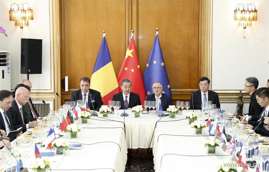 وزير الخارجية الصيني يلتقي مبعوثين دبلوماسيين من الاتحاد الأوروبي والدول الأعضاء