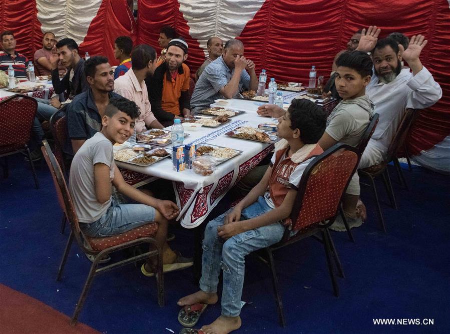 مقالة : الشركات الصينية في مصر تنظم مائدة إفطار وتوزع عبوات غذائية على المحتاجين