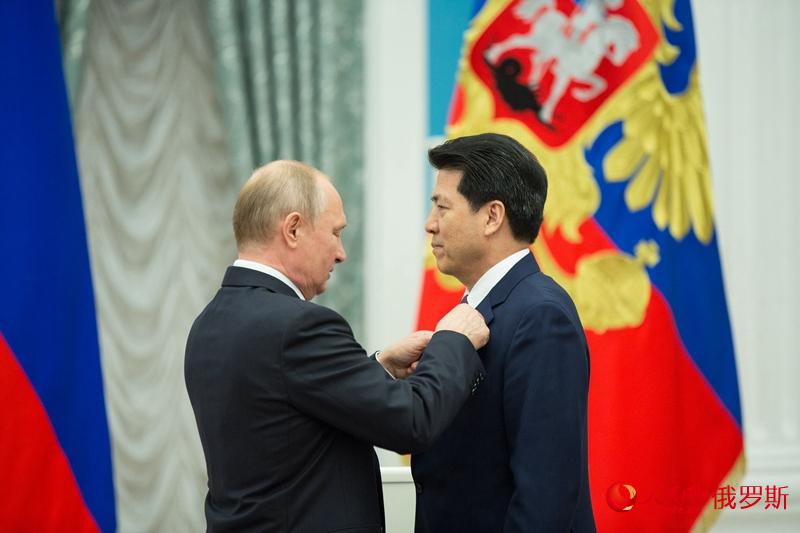 بوتين يمنح السفير الصيني لدى روسيا وسام الصداقة
