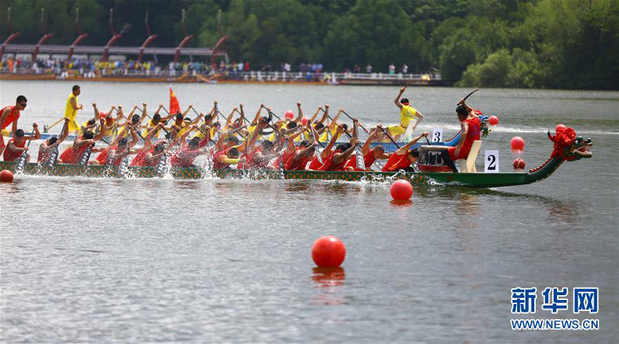  بالصور: أنشطة ملونة للاحتفال بمهرجان قوارب التنين