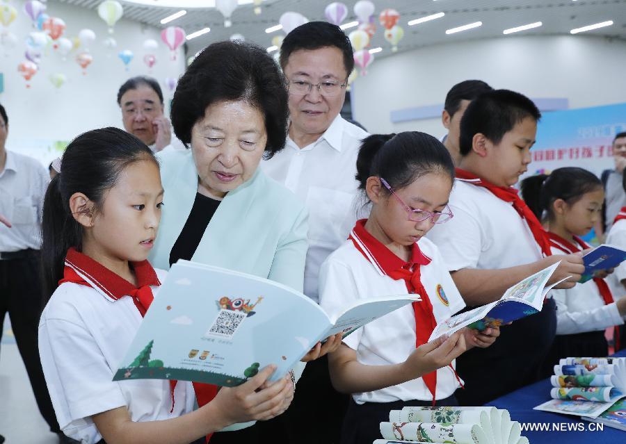 نائبة رئيس مجلس الدولة الصيني تدعو لبذل جهود اجتماعية لمنع قصر النظر عند الطلاب