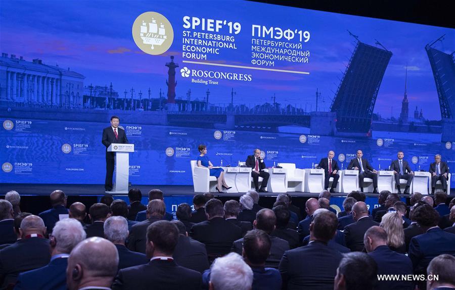 شي يلقي كلمة لأول مرة خلال منتدى سان بطرسبرغ الاقتصادي الدولي في روسيا