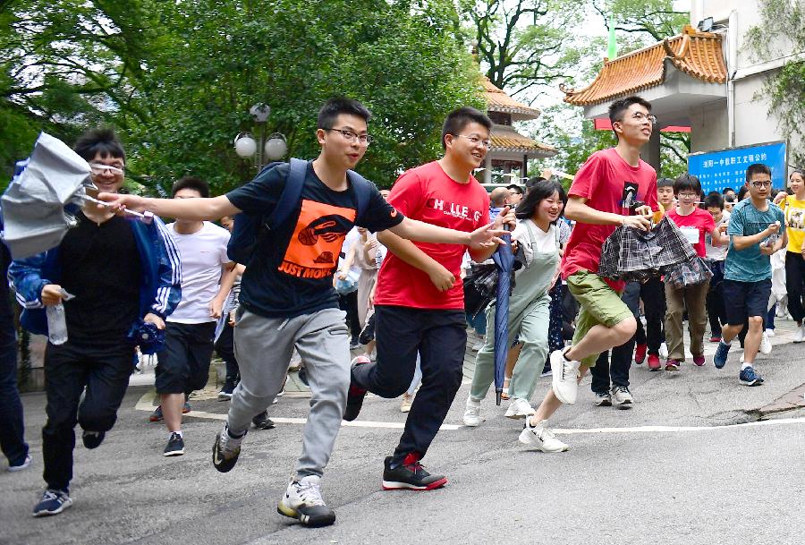 الملايين من الطلاب الصينيين يشاركون في امتحان القبول الجامعي الوطني