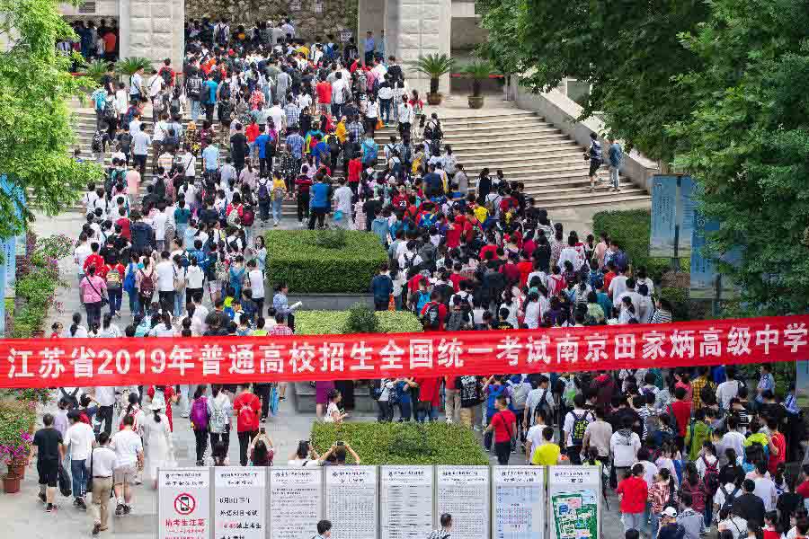 الملايين من الطلاب الصينيين يشاركون في امتحان القبول الجامعي الوطني