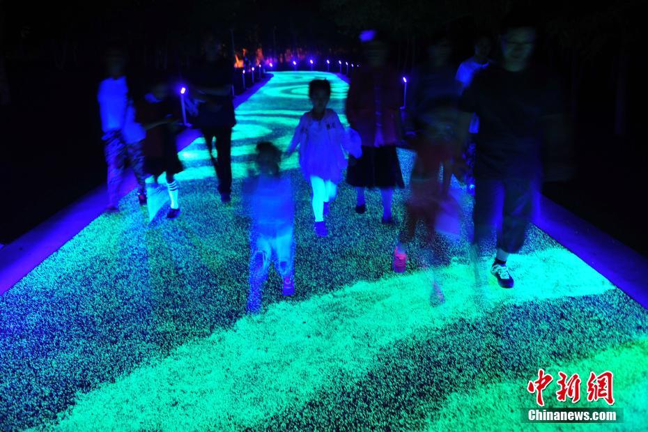بالصور: مدرج يلمع مع أضواء ملونة في الليل في شنيانغ