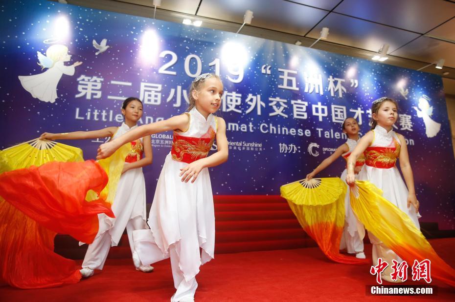 أبناء الدبلوماسيين الأجانب بالصين يعرضون مواهبهم في الفنون الصينية