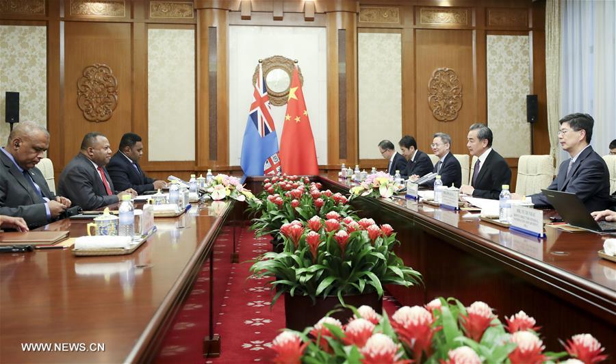 وزير الخارجية الصيني يلتقي وزير خارجية فيجي